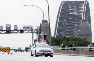 Um homem com um carneiro de carro, a porta do consulado russo em Sydney, Austrália