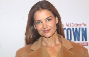 A confortável linhas confortáveis de Katie Holmes custa US $ 33 na Amazon