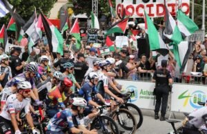 A polícia interrompe dois ativistas durante o estágio 18 na panela que tentou pular a cerca para interferir