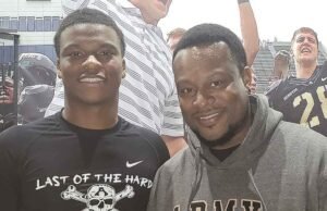 Um jogador de futebol masculino puxou um homem do carro quente após acidente