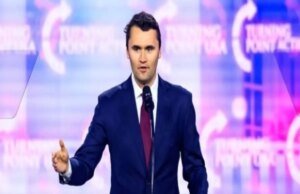 Um homem fora da casa de Charlie Kirk Memorial Revocações antes do evento