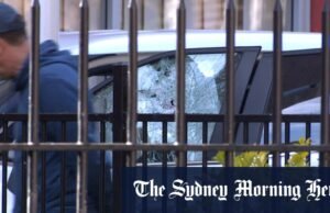 Os homens dizem a próxima ascensão diplomática do carro em consulat russo