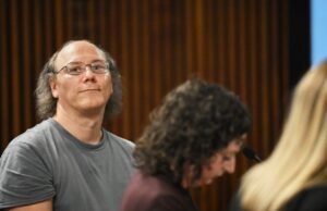 Homens admitidos pelo assassinato dos pais na câmera, presos imediatamente