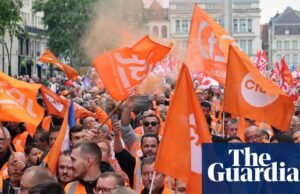 Um grande protesto na França como um sindicato comercial de gestão de rodadas e serviços públicos