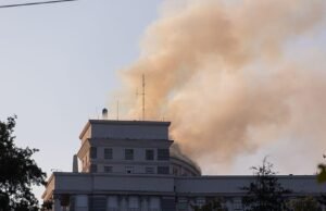 Os ratos Kyiv muito Kyiv modificaram os dois traz e danificam a casa do governo