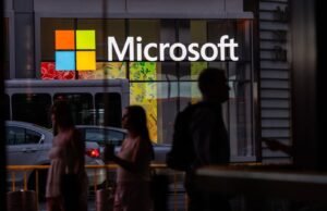Microsoft e JPMorgan recomenda que os titulares de vistos H-1B permaneçam nos Estados Unidos em sala de aula