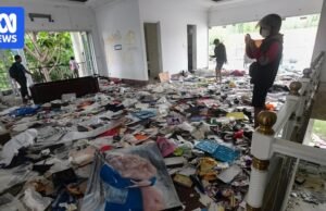 Mobs discutindo a casa dos políticos indonésios em protestos em todo o país