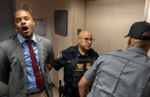 Um usuário selecionado mais de dezenas foi preso pela situação de Nova York na imigração tcmigrante