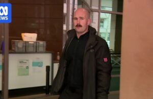 O líder neonazista preso depois de preso no First Country Center de Melbourne