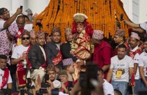 A deusa viva do Nepal comemorou o festival do Jandra