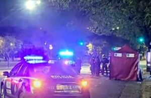 Uma motocicleta morta em um recorde depois de bloquear a parada comum