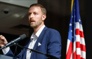 O gerente de Oklahoma Lelaa, Ryan Walters, respiração para liderar colegas de classe com professores, promete destruir os sindicatos dos professores