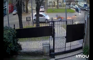 Uma motocicleta foi atingida por um carro, o outro motorista fugiu e procurando uma testemunha para vê -lo