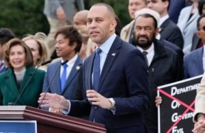 Rep. Mike Johnson adverte que as demandas da democracia podem causar desligamento do governo em 1 de outubro