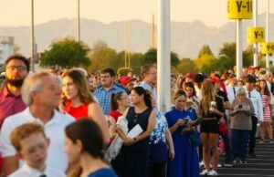 Milhares se reúnem em Glendale, Arizona para o serviço de memória de Charlie Kirk