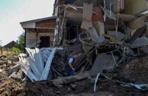 Cinco pessoas morreram em uma bomba russa em toda a cidade costumeira do Ucraniano