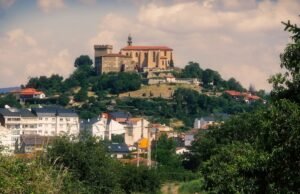 O início do pré -rolman e o espírito medieval: o berço da cidade de Galician de Cromands, patrono e rebelião
