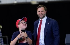 Vice -presidente JD Vance Vance Viral Selfie Time com um jovem na Carolina do Norte