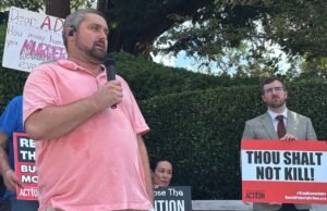 O filho da vítima protestou ao governo do Alabama para parar de matar o assassinato da mãe, abuso de perdão