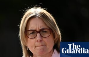 O primeiro-ministro Victoria Jacinta Allan está enfrentando argila neonazista durante a Federação do Jornalista