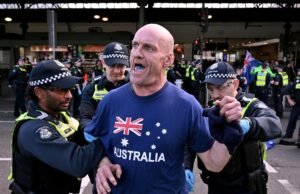 A violência eclodiu durante protestos anti-imigração enquanto a polícia interveia