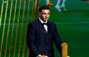 O Blooper entregando a bola de ouro que fez Martínez como protagonista