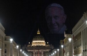 Papa Francisco emocional durante o show no Vaticano: milhares de drones foram autorizados a criar seu rosto