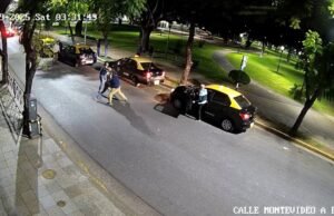 Eles ordenaram três motoristas de táxi para o experimento de assassinado e gravemente ferido depois de dar uma batida violenta