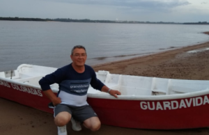 Um policial saiu para proteger seus vizinhos do roubo, atirando no ladrão e matou seu pai