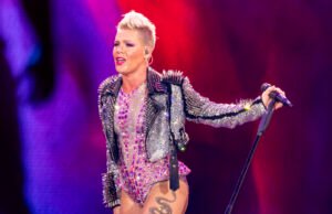 Pink fornece uma imagem saudável de melhoria e recuperação após a doença nas férias