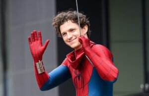 O cabelo loiro de Tom Holland é traduzido para a lista de verificação