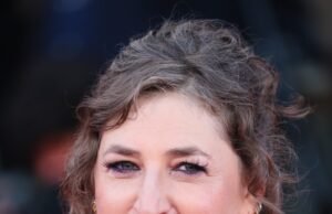 Costumava ser “Danger!” Anfitrião Mahim Bialik Ops of Darkness and Edgy Looks in Lore Full glam Fotos