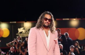 Jonon Mova rouba um show em um tapete vermelho de Veneza, traje rosa vestido com pedicure para combinar