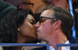 Simone Ashley beija machos misteriosos para nós virarmos depois de Joshua Jackson vendo