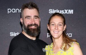 Kylie e Jason Kelce’s Baby Girl Swimming Iradiated Drugs in New Pictures