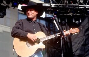 Ícone mundial dos anos 90 enviando uma mensagem de coração para acompanhar os seguidores antes da aposentadoria