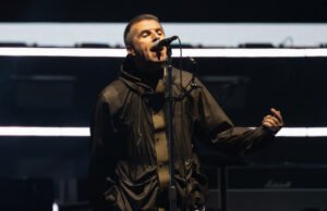 Um corte minúsculo dos anos 90 cortado repentinamente 10 acertos durante o retorno da banda