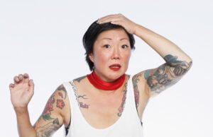 A comediante Margaret Cho Junic ’80s Girl Band no palco, atordoa os fãs com talento’ habilidoso ‘e novo cheque
