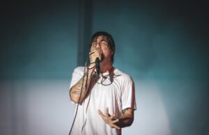 O icônico rock está acompanhando casacos com o primeiro álbum em 5 anos