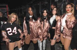 Reunião Reunião no Jonas Brothers Show Folhas estão surpresas com o Camla Carbon