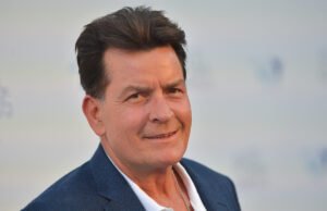 Charlie Sheen compartilha as idéias mais incomuns de perdão e resgate entre 150 vezes