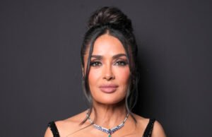 Seguidores pendurados pelo Aleek de Samma Hawk parece levantar o 59º aniversário em um formulário