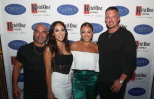 A estrela de Rhoj aprofunda um meio irmão pela primeira vez e parece parecido