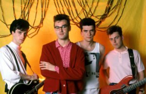 O cantor contratante fornece para vender sua banda do direito dos anos 80