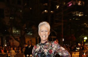 Jamie Lee Curtis, 66, ele parece muito brilhante do que uma vez vestindo vestido de flores transparentes