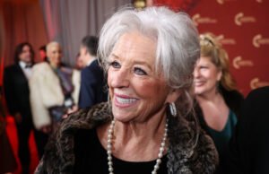 Paula Deen para aparecer na chegada do documento no isqueiro claro