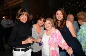 Valerie Bertinell e Wenics ‘parecem bem’ em uma reunião feliz ‘Hot in Cleveland’