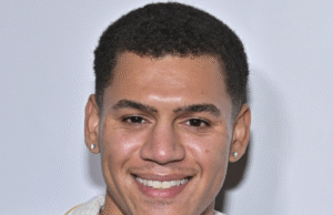 Tyler Joseph Andrews Jiins ‘Our Life’s Days’ como um entalhador