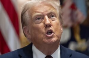 Na semana de tropeço, Trump está enfrentando um problema no tribunal e no exterior