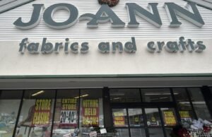 Michaels apreende a marca de JoAnn em uma prostituição